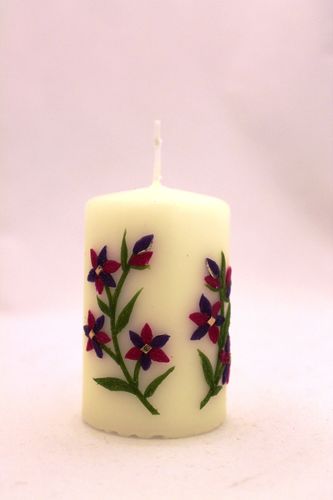 Handverzierte Kerze, Blume rot